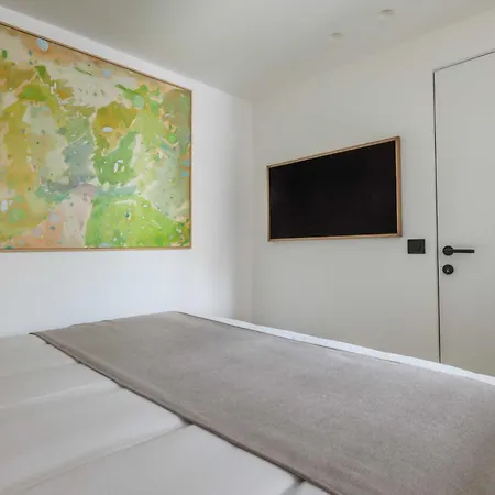 Magnificent -1br-4p- Canal Saint-martin Apartment *